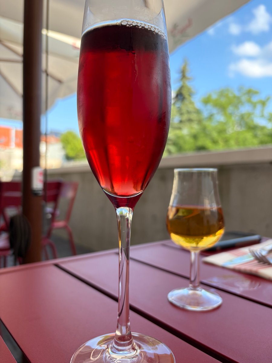 FaesFaes's tweet photo. Bij gebreke aan #Negroni dan maar #kirr 😅🤦♀️ https://t.co/ZewIU1i4iU