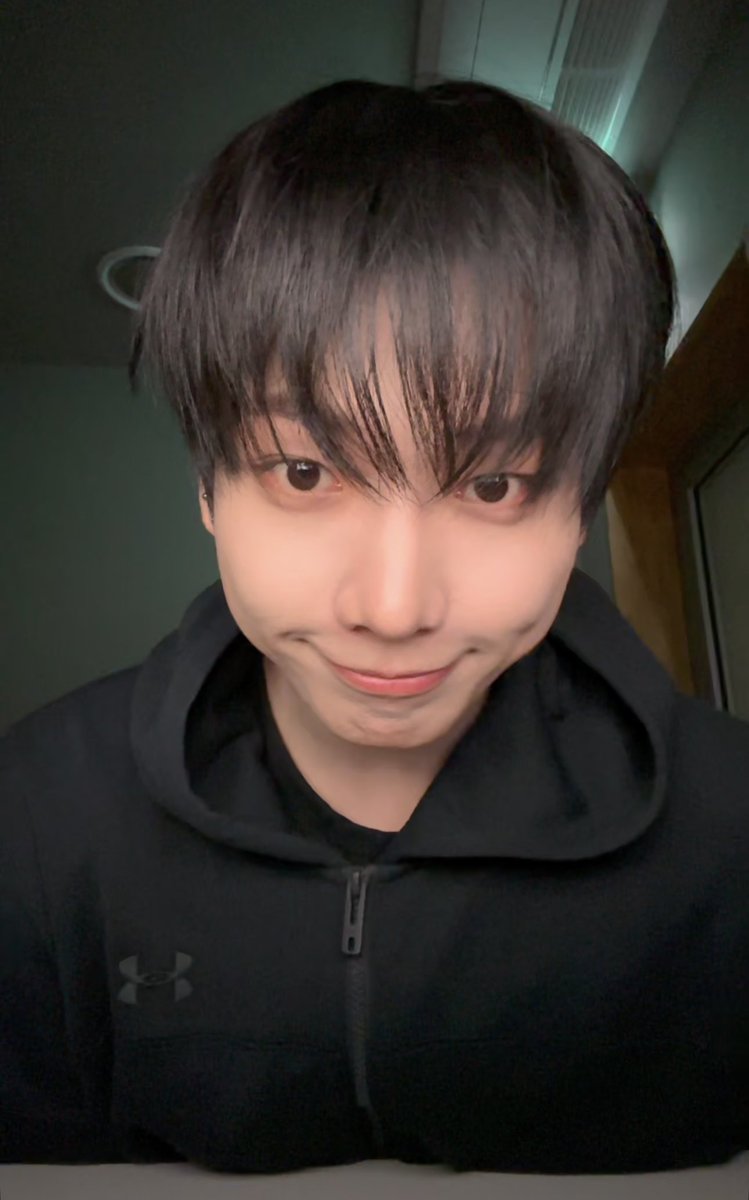 sodalight___'s tweet photo. 자려는데 명여자들 주인장 오심
이러면 전 또 자세를 고쳐서 라이브에 집중하죠// https://t.co/zPQgQIC20l