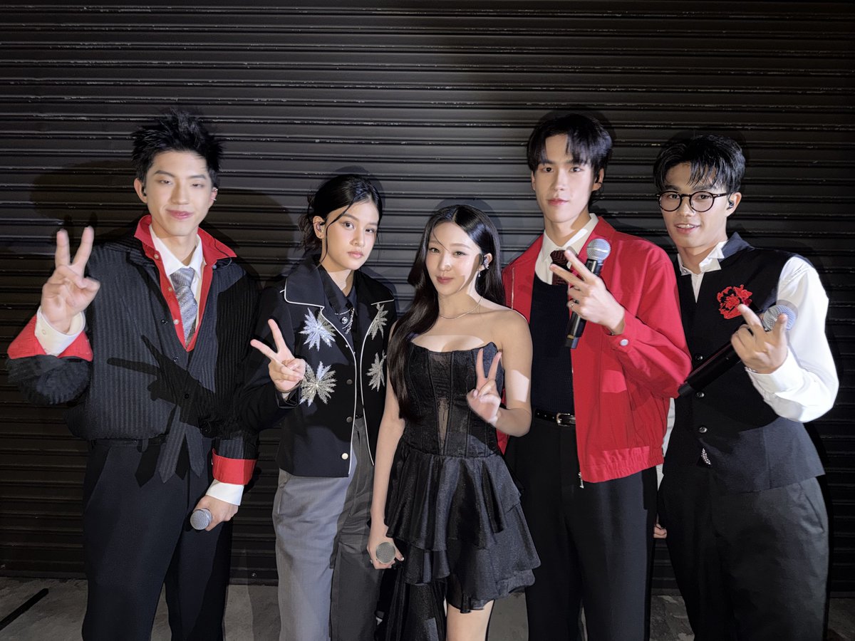 Singha_Luang's tweet photo. FAMILY ปล. I LOVE ทีมงานทุกคน I LOVE พี่วา I LOVE GMMTV/PARBDEE I MISS พี่พลัง 😇😇😇😇 I LOVE คณะกลองพี่มาร์ค #WUTheSeriesAfterParty https://t.co/ennoMuFvLM