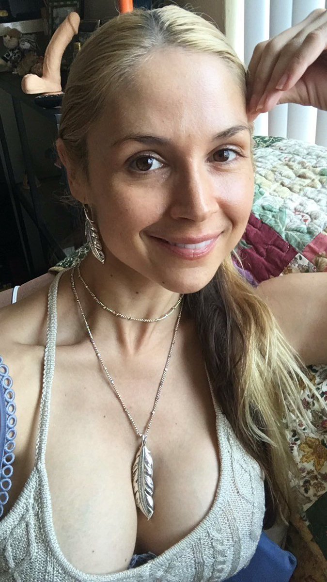 Sharonmillnvkx's tweet photo. How do I look? https://t.co/U2DYYkttW4