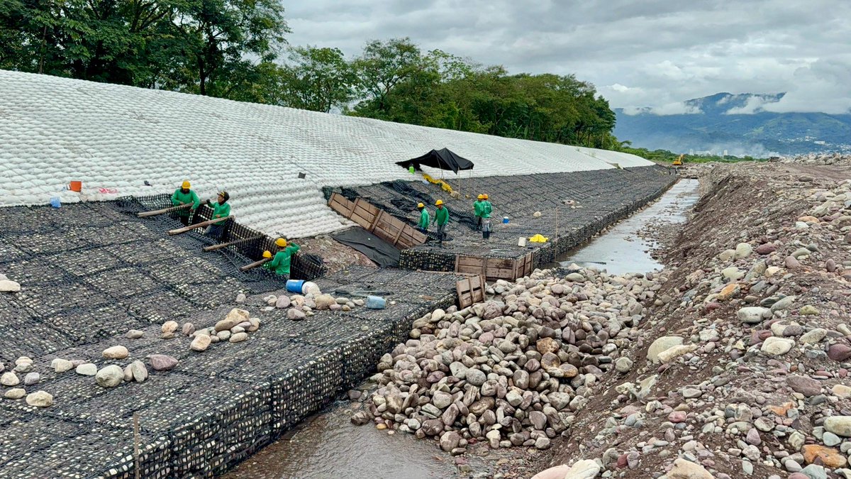 LuzNellyMo60274's tweet photo. Hoy celebramos un departamento que se levanta ante cada desafío. Desde la DIGERD Meta trabajamos todos los días para reducir riesgos, proteger a las comunidades y fortalecer la prevención. ¡Feliz cumpleaños, Meta! 💚 #Meta66Años https://t.co/5YYuxb5IuO