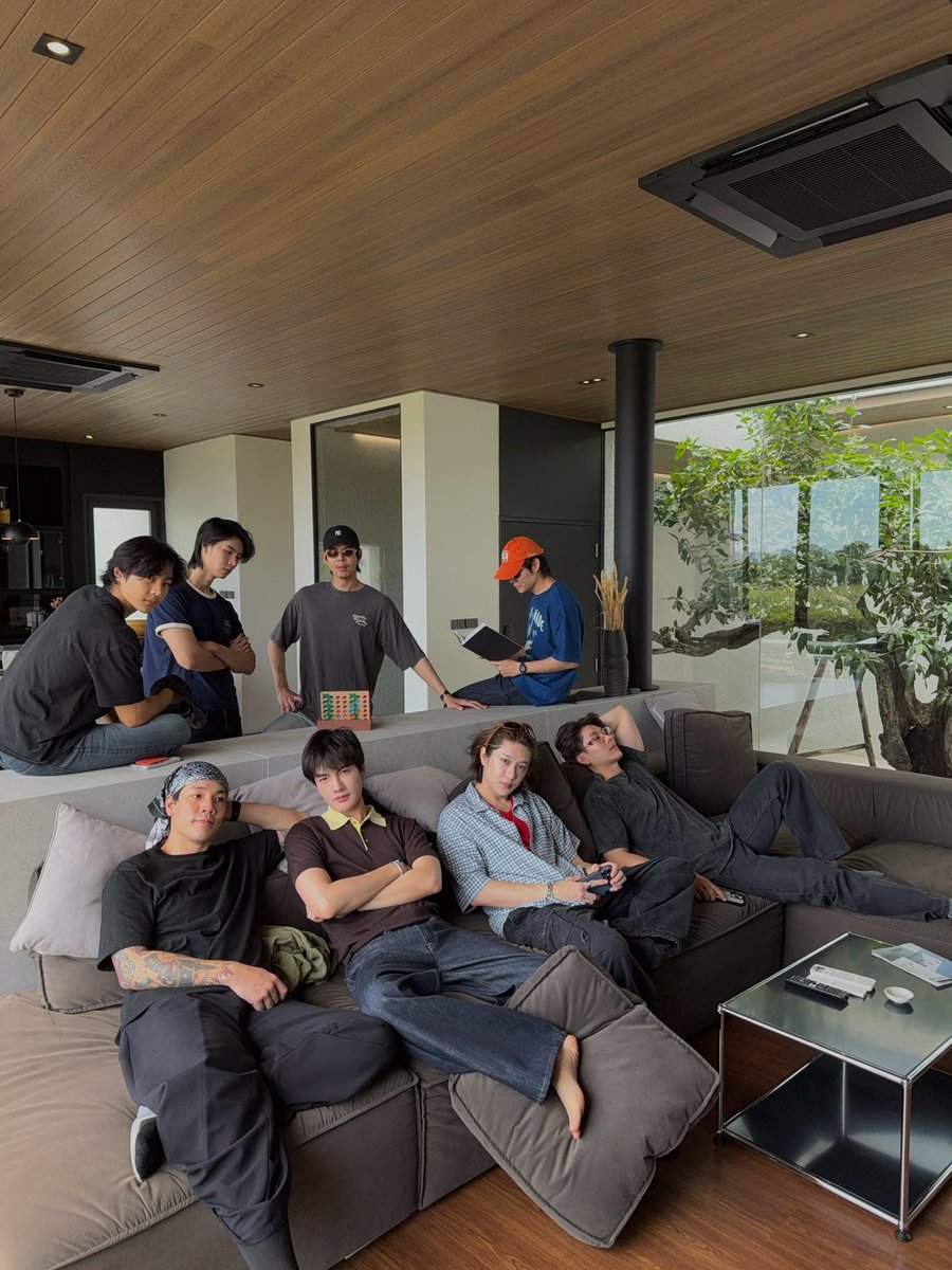 tongthk's tweet photo. แฮปปี้มีความสุขดี
- ทริปนี้เกิดจากไปกินข้าวกะจ๊อบ ละมันบ่นอยากไปเที่ยวแบบนอนเฉยๆ เลยจัดให้
- สรุปไม่ได้นอน มันแทบไม่นอนกันเลยสักคืน จ๊อบรับจบทั้งสองคืน ยันเช้าาาา
- เจ็ทป่วยกระทันหัน อดมา
- มื้อแรกหมูกะทะ ท้องเสียกันหมด (ยกเว้นนี่) เพราะมันกินกันแบบแร้งลง ไม่รอให้สุกก่อนอะ กินกันไปเกือบ 5 พัน มึงแดกไรกันวะ ละกุจ่าย!!
- น๊อตตื่นเช้า (นิสัยเฒ่ามาก) ลากเพื่อนไปวิ่ง 
- แก๊งกิจกรรม น๊อต บาส ต้า เจเจ ไปเล่น atv คยัค
- แก๊งชิลว์ ปิงปิง จ๊อบ ต๋อง อัส ไปคาเฟ่ จ่ายตลาด 
- มื้อเย็นอีกวัน หมู 4 โล เนื้อ 1 โล ไก่  2 ตัว  ผัก ผลไม้ บลาๆ พวกมันกินไม่อิ่ม กูกลัวมาก นึกว่าปอป
- เล่นวอลเล่ย์บอลน้ำ ที่จริงจังมาก โอลิมปิกชิดซ้าย
- ดีมากที่มีน๊อตสายคอนเทนต์ เพราะนี่ไม่เอาไรแล้ว 
- พูดนี่ จบนี่ จบจริงเพราะจำอะไรไม่ได้ หลายเรื่องเกิน มีแต่คนพูด ไม่มีคนฟัง ตอนนี้ยังไม่รู้เลยที่นั่งคุยกันทั้งคืน เคุยเรื่องอะไรกันไปบ้าง ลืมหมดละ
- อัส ขนกาแฟมาชงให้เพื่อน แต่ไม่มีใครแยกออกเลย ไหนคั่วเข้มคั่วไร ไม่รู้ ลิ้นจระเข้ สงสารบาริสต้า
- ต้านี่คิดว่าคงรีบออกบ้าน ไม่ได้เอาเสื้อผ้ามาด้วย 24 ชั่วโมง ถอดเสื้อไปแล้ว 25
- บาสกล้ามแน่นมาก นั่งตาปรือเพื่อนไม่ให้ไปนอน 
- ปิงปิง อร่อยทุกอย่าง ข้าวต้มเปล่าไม่ได้ปรุง ปิงก็บอกว่าอร่อย 
-3 วัน 2 คืน เหนื่อยจะบ้า ก่อนแยกย้าย มันถาม ไปไหนต่อดี 555555 กุพักแปปปปปปปป 
- รักเพื่อนมาก ไม่คิดว่าจะมีเพื่อนสนิทในวัยนี้ นึกย้อนกลับไปตอนเจอหน้ากันวันแรก ก็ไม่ได้คิดว่าจะสนิทด้วยหรอก 

#แอคเอิดแก๊ง
