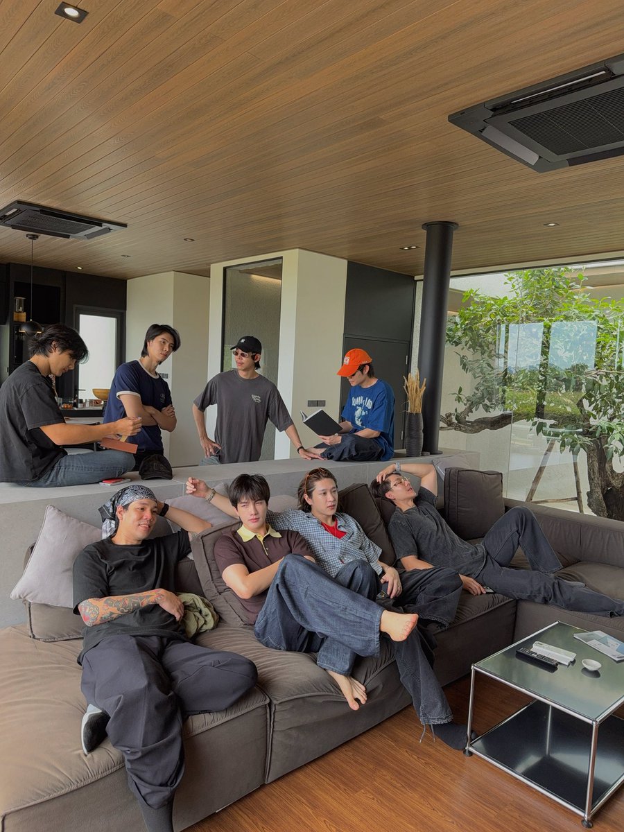 tongthk's tweet photo. แฮปปี้มีความสุขดี
- ทริปนี้เกิดจากไปกินข้าวกะจ๊อบ ละมันบ่นอยากไปเที่ยวแบบนอนเฉยๆ เลยจัดให้
- สรุปไม่ได้นอน มันแทบไม่นอนกันเลยสักคืน จ๊อบรับจบทั้งสองคืน ยันเช้าาาา
- เจ็ทป่วยกระทันหัน อดมา
- มื้อแรกหมูกะทะ ท้องเสียกันหมด (ยกเว้นนี่) เพราะมันกินกันแบบแร้งลง ไม่รอให้สุกก่อนอะ กินกันไปเกือบ 5 พัน มึงแดกไรกันวะ ละกุจ่าย!!
- น๊อตตื่นเช้า (นิสัยเฒ่ามาก) ลากเพื่อนไปวิ่ง 
- แก๊งกิจกรรม น๊อต บาส ต้า เจเจ ไปเล่น atv คยัค
- แก๊งชิลว์ ปิงปิง จ๊อบ ต๋อง อัส ไปคาเฟ่ จ่ายตลาด 
- มื้อเย็นอีกวัน หมู 4 โล เนื้อ 1 โล ไก่  2 ตัว  ผัก ผลไม้ บลาๆ พวกมันกินไม่อิ่ม กูกลัวมาก นึกว่าปอป
- เล่นวอลเล่ย์บอลน้ำ ที่จริงจังมาก โอลิมปิกชิดซ้าย
- ดีมากที่มีน๊อตสายคอนเทนต์ เพราะนี่ไม่เอาไรแล้ว 
- พูดนี่ จบนี่ จบจริงเพราะจำอะไรไม่ได้ หลายเรื่องเกิน มีแต่คนพูด ไม่มีคนฟัง ตอนนี้ยังไม่รู้เลยที่นั่งคุยกันทั้งคืน เคุยเรื่องอะไรกันไปบ้าง ลืมหมดละ
- อัส ขนกาแฟมาชงให้เพื่อน แต่ไม่มีใครแยกออกเลย ไหนคั่วเข้มคั่วไร ไม่รู้ ลิ้นจระเข้ สงสารบาริสต้า
- ต้านี่คิดว่าคงรีบออกบ้าน ไม่ได้เอาเสื้อผ้ามาด้วย 24 ชั่วโมง ถอดเสื้อไปแล้ว 25
- บาสกล้ามแน่นมาก นั่งตาปรือเพื่อนไม่ให้ไปนอน 
- ปิงปิง อร่อยทุกอย่าง ข้าวต้มเปล่าไม่ได้ปรุง ปิงก็บอกว่าอร่อย 
-3 วัน 2 คืน เหนื่อยจะบ้า ก่อนแยกย้าย มันถาม ไปไหนต่อดี 555555 กุพักแปปปปปปปป 
- รักเพื่อนมาก ไม่คิดว่าจะมีเพื่อนสนิทในวัยนี้ นึกย้อนกลับไปตอนเจอหน้ากันวันแรก ก็ไม่ได้คิดว่าจะสนิทด้วยหรอก 

#แอคเอิดแก๊ง