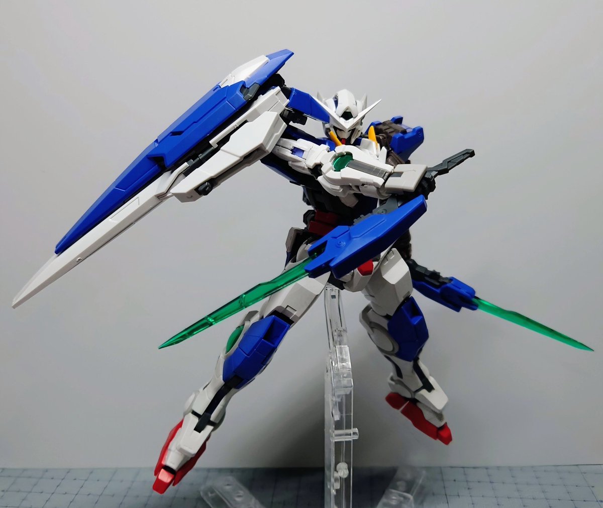 Etincelle_X01's tweet photo. RGエクシアリペアⅣ、なんとか完成。
可動範囲は割と言いたいことあるけど造形はめちゃくちゃ良いと思う。
まぁ股関節の保持力がアレだから素立ちで飾ればオッケーとも言い切れないけども…
でも改修してポテンシャル引き出せればかなりカッコよくなるんだろうなって雰囲気はある。 https://t.co/7tdzUjMGCV