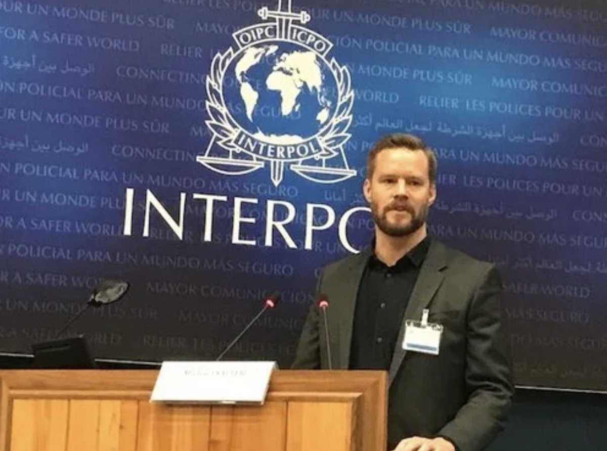 mk_polis's tweet photo. En France nous avons Alain Bauer, criminologue de plateau, en Australie ils ont Michael Salter, criminologue et professeur à l’Université de Nouvelle-Galles du Sud (UNSW) à Sydney. Spécialiste des sévices rituels pédocriminels et auteur du livre « Organised Sexual Abuse », il alertait dès 2012 sur le fonctionnement de certaines sectes pédocriminelles adeptes de l'inversion et de l'infiltration :
#NoyauDur
« Les survivants ont décrit comment ces familles et groupes pratiquant les sévices rituels chevauchent des institutions religieuses ou des organisations fraternelles (...) Dans leurs pratiques d’abus rituels, ces gens semblent adopter et inverser les rituels traditionnels des grandes organisations qu’ils ont infiltrés. Les survivants décrivent avoir vécu dans « deux mondes » lorsqu’ils étaient enfants : d’un côté des institutions et idéologies religieuses et fraternelles bienveillantes, enchevêtrées d’un autre côté avec des rituels déviants et sadiques. » 
« The Role of Ritual in the Organised Abuse of Children » - Michael Salter, 2012