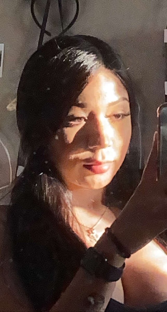 lvbeeee's tweet photo. Do you think I’m pretty 😍 https://t.co/B7by3y9Izn