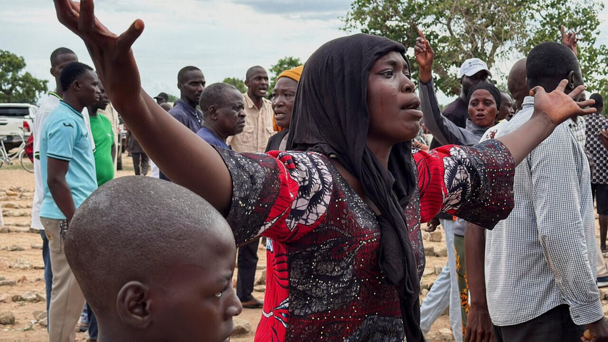 RFI's tweet photo. Nigeria: des hommes armés enlèvent des dizaines d'élèves d'une école de Borno, dans le Nord-Est
➡️ https://t.co/1fWVUDxvBZ https://t.co/SFrhouJbv8