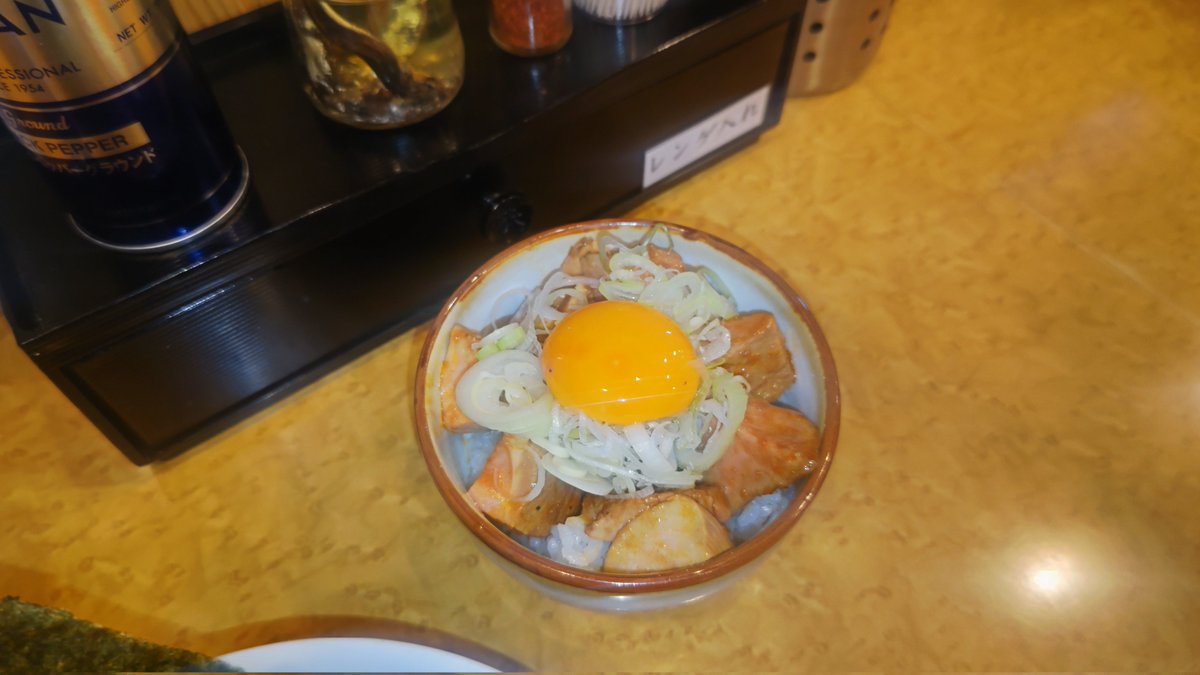 pato1102's tweet photo. #中華そば児ノ木 で特製濃厚煮干しそば+烏賊の和え玉+ユッケ肉飯

これは逃すわけにはいかない！

スープはわりとサラリ、しっかりした煮干しの旨味に動物系のコク、程よい苦味、塩味とバランス抜群！
どぎつくないのに満足度高いのは西早稲田を思い出す。

めちゃうまでした(*´ω｀*) https://t.co/3Fr18En91z