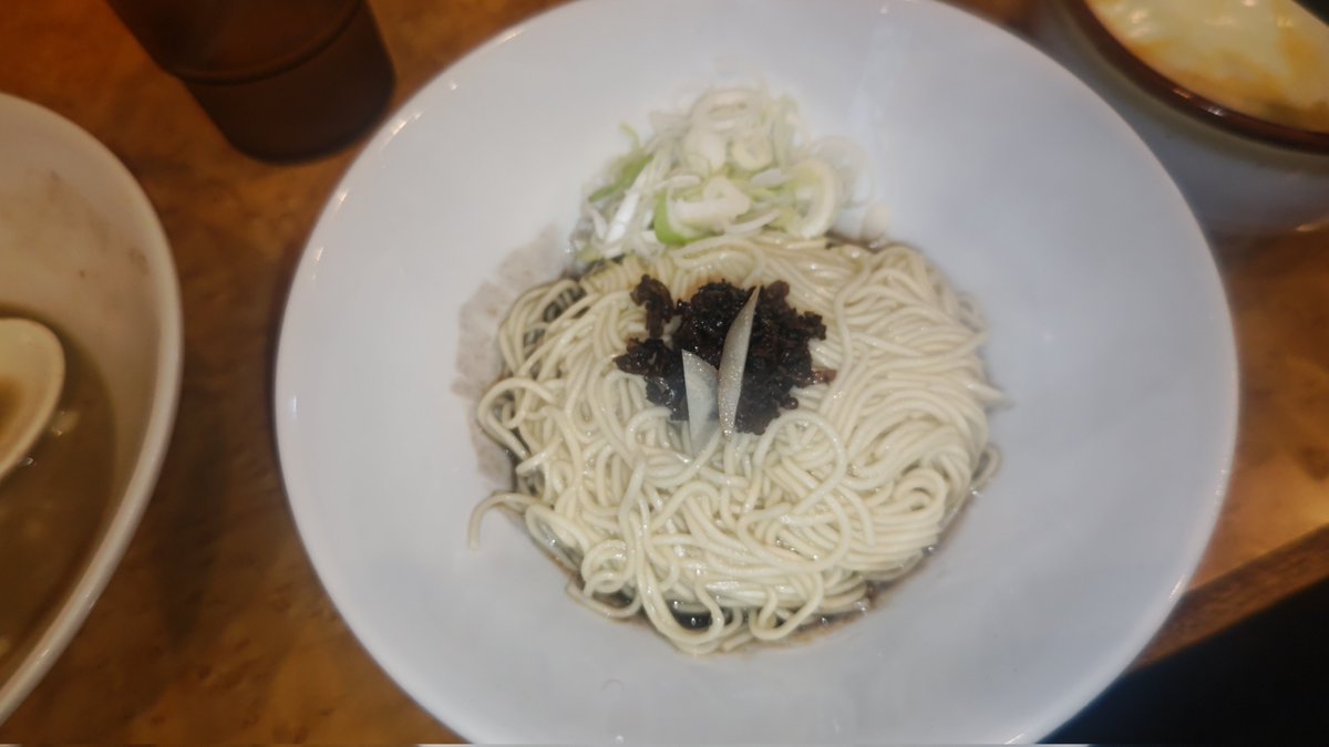 pato1102's tweet photo. #中華そば児ノ木 で特製濃厚煮干しそば+烏賊の和え玉+ユッケ肉飯

これは逃すわけにはいかない！

スープはわりとサラリ、しっかりした煮干しの旨味に動物系のコク、程よい苦味、塩味とバランス抜群！
どぎつくないのに満足度高いのは西早稲田を思い出す。

めちゃうまでした(*´ω｀*) https://t.co/3Fr18En91z