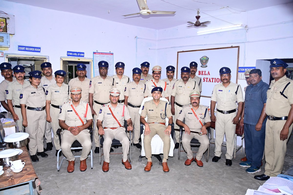 adilabad_sp's tweet photo. 🚔 బేలా PS వార్షిక తనిఖీలో జిల్లా ఎస్పీ అఖిల్ మహాజన్ IPS సరిహద్దు ప్రాంతాల్లో గంజాయి, మట్కా, అక్రమ రవాణా, డ్రంక్ & డ్రైవ్, నంబర్ ప్లేట్ లేని వాహనాలపై కఠిన నిఘా కొనసాగించాలని ఆదేశించారు. విజిబుల్ పోలీసింగ్తో ప్రజల విశ్వాసం పెంపొందించాలని సూచించారు. 🇮🇳
#AdilabadPolice #BelaPS https://t.co/OquMzstvs8