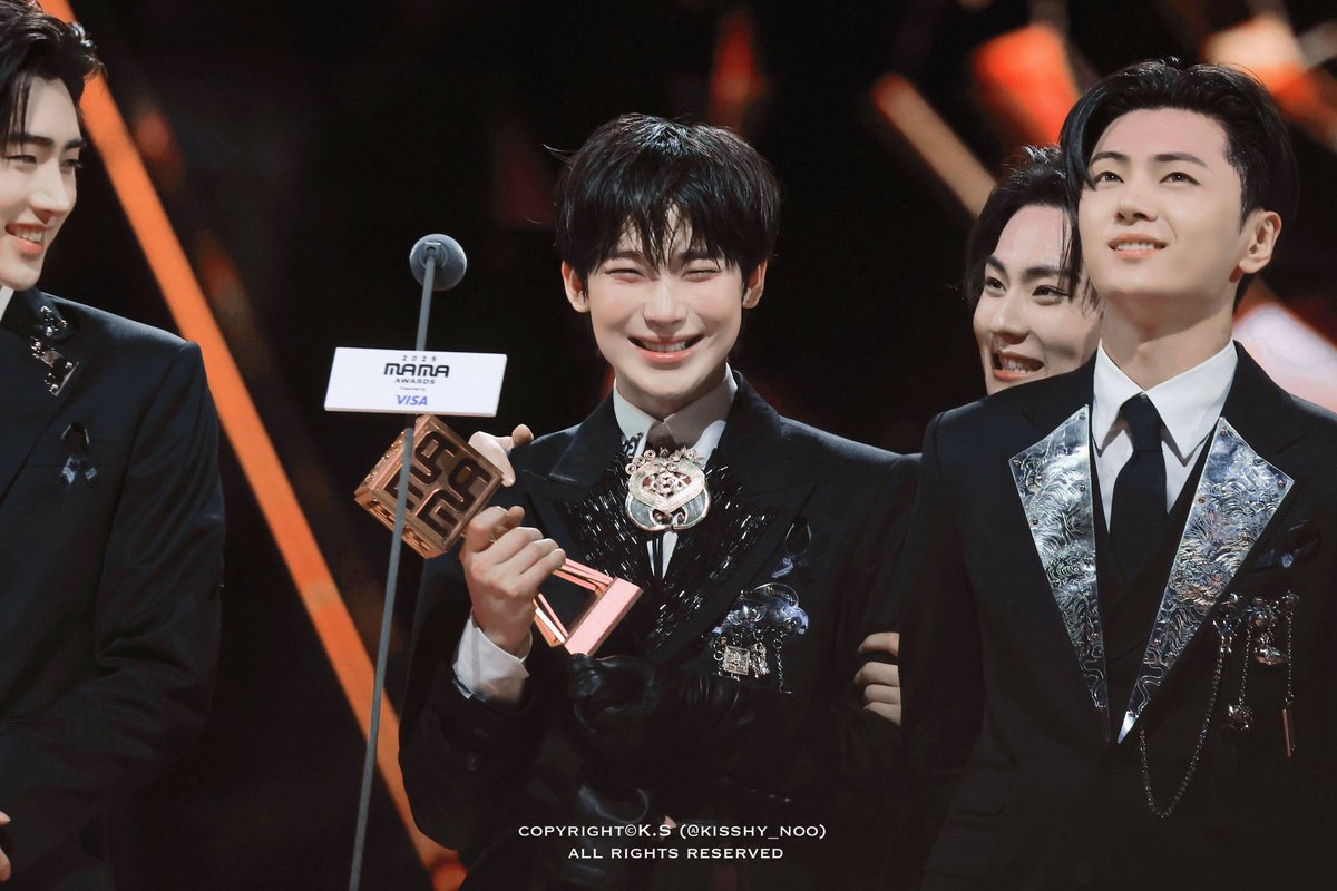 texxxl's tweet photo. 하….어떤 사랑은 눈에 보인다 존나 잘보인다 https://t.co/UwUHwVBBb9