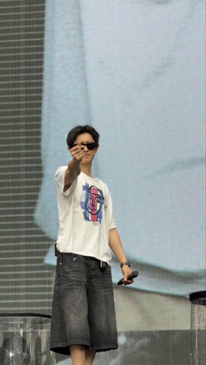 yeollnicorn's tweet photo. what if cy noticed me during the soundcheck because i was wearing a teolaegi beannie 😳😳😳🫪🫪🫪🫪🫪 #delusional #chanbaek https://t.co/WAnhdHADvV