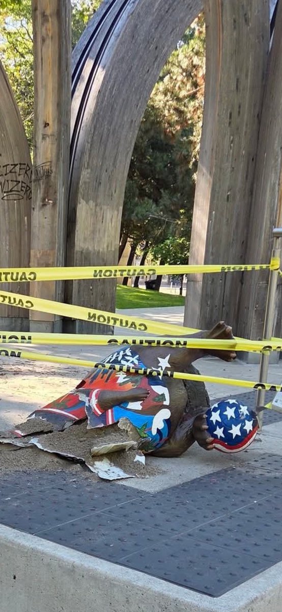 TorfixDT's tweet photo. @DMacSportsCO @AltitudeSR Wonder if Bill c-9 will protect this charitable art project from this and future hate crimes? Hopefully @TPSOperations  follows up with an investigation as this beaver was clearly beheaded in an act of hate towards America 😢.  Hopefully this is not the last we see of the US beav https://t.co/gfMiQZdZbC