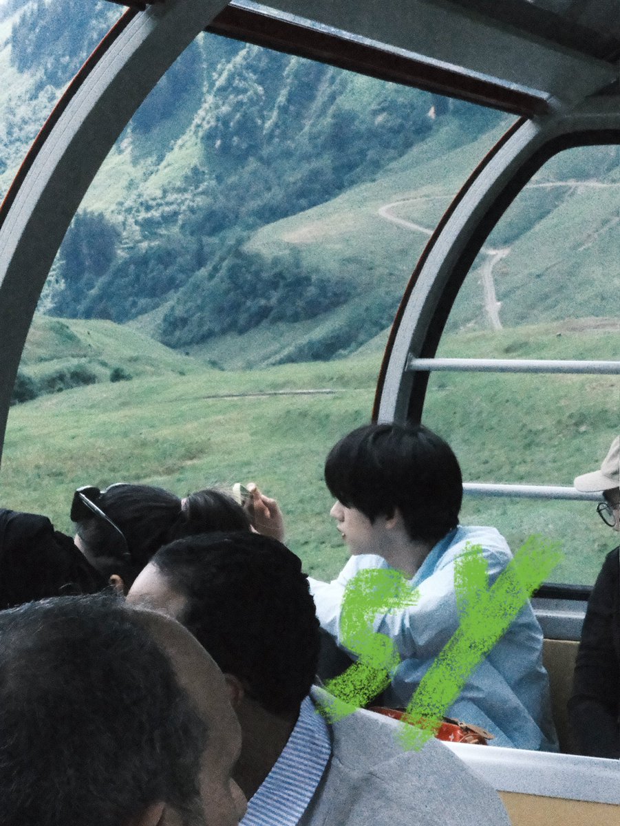 Applemaste37288's tweet photo. 这张简直太好贴膜了青春伤痛电影女主，莫郁华二十六岁知道都柏林的冬天不下雪，你呢小贺，世界辽阔吗，这一刻你还会思索那些理不清纠缠着的爱恨吗，爱恨那样地大物博，只这一刻你能够完全忘却 https://t.co/qNjKUyB8bc