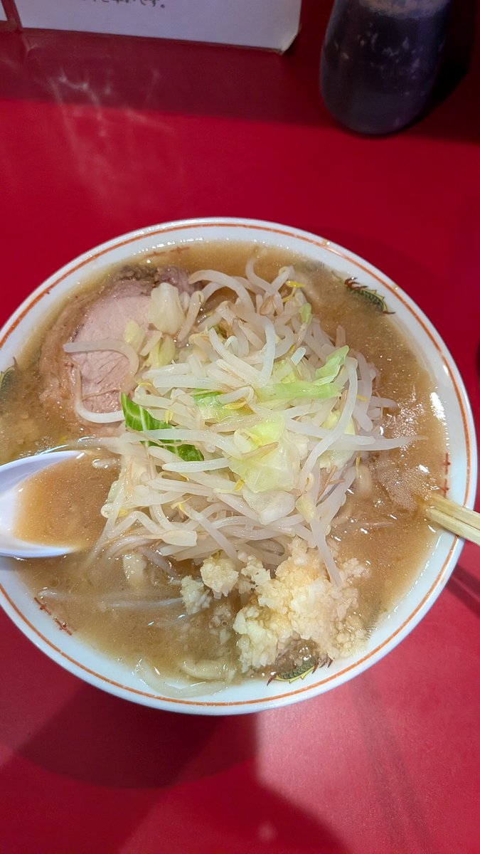 ai_DQX_ai's tweet photo. ラーメン屋の英二ってとこ行ってきた！二郎系でギットギトw
麺は極太でチャーシューの厚みがなんと3cm！！(@_@)たまげた！
にんにくたっぷり入れて完食したわ♥
その後花火大会見に行った🎆
なんか変なモードで撮ったら音声入ってなくてしかも倍速に😅
でも綺麗さは伝わるかしら😁 https://t.co/NyJrcpyTQY