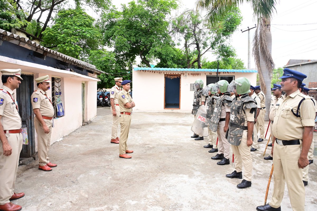 adilabad_sp's tweet photo. 🚔 బేలా PS వార్షిక తనిఖీలో జిల్లా ఎస్పీ అఖిల్ మహాజన్ IPS సరిహద్దు ప్రాంతాల్లో గంజాయి, మట్కా, అక్రమ రవాణా, డ్రంక్ & డ్రైవ్, నంబర్ ప్లేట్ లేని వాహనాలపై కఠిన నిఘా కొనసాగించాలని ఆదేశించారు. విజిబుల్ పోలీసింగ్తో ప్రజల విశ్వాసం పెంపొందించాలని సూచించారు. 🇮🇳
#AdilabadPolice #BelaPS https://t.co/OquMzstvs8