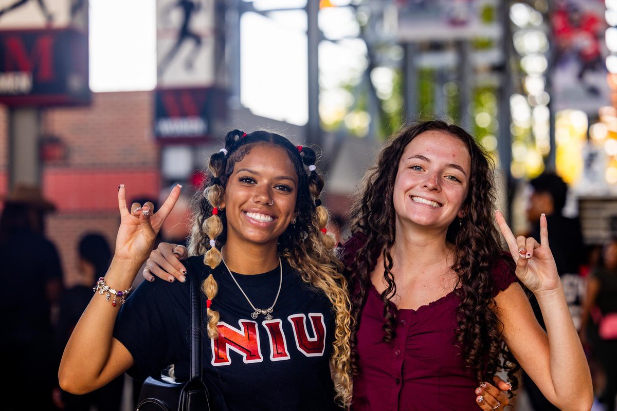NIUlive's tweet photo. #NIUHuskies Summer Checklist 😎 
✅ Register for classes! 
✅ Check your NIU email regularly. 
✅ Confirm your academic next steps with an advisor. 
✅ Check out financial aid and scholarship resources. 
💻 Find details: https://t.co/AOHREiFdiM https://t.co/yfa22U0ak5