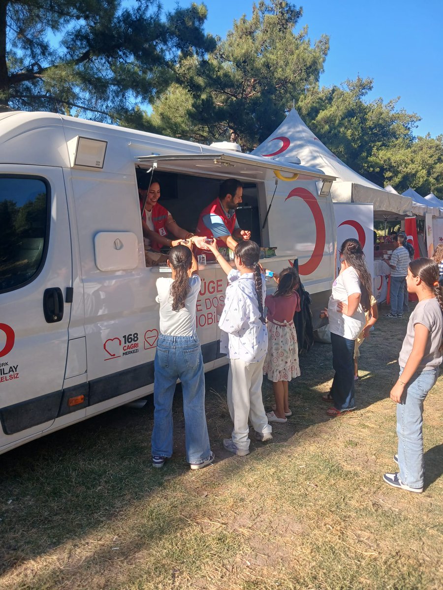 TKHataySubesi's tweet photo. 📍​Kızılay Hatay ekiplerimiz 30 Haziran Koruyucu Aile Günü kapsamında Hatay Aile ve Sosyal Hizmetler İl Müdürlüğü tarafından düzenlenen Koruyucu Aile Şenliği���ne tatlı ikramlarımızla katılarak çocuklarımızın ve kıymetli ailelerimizin mutluluğuna ortak oldu. İyi ki varsınız https://t.co/MOM5EdtYTD