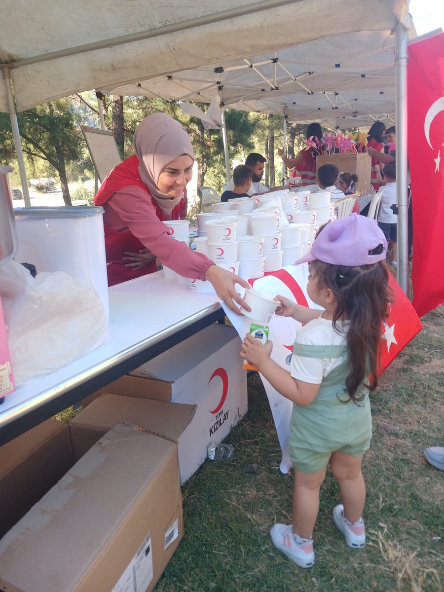 TKHataySubesi's tweet photo. 📍​Kızılay Hatay ekiplerimiz 30 Haziran Koruyucu Aile Günü kapsamında Hatay Aile ve Sosyal Hizmetler İl Müdürlüğü tarafından düzenlenen Koruyucu Aile Şenliği���ne tatlı ikramlarımızla katılarak çocuklarımızın ve kıymetli ailelerimizin mutluluğuna ortak oldu. İyi ki varsınız https://t.co/MOM5EdtYTD