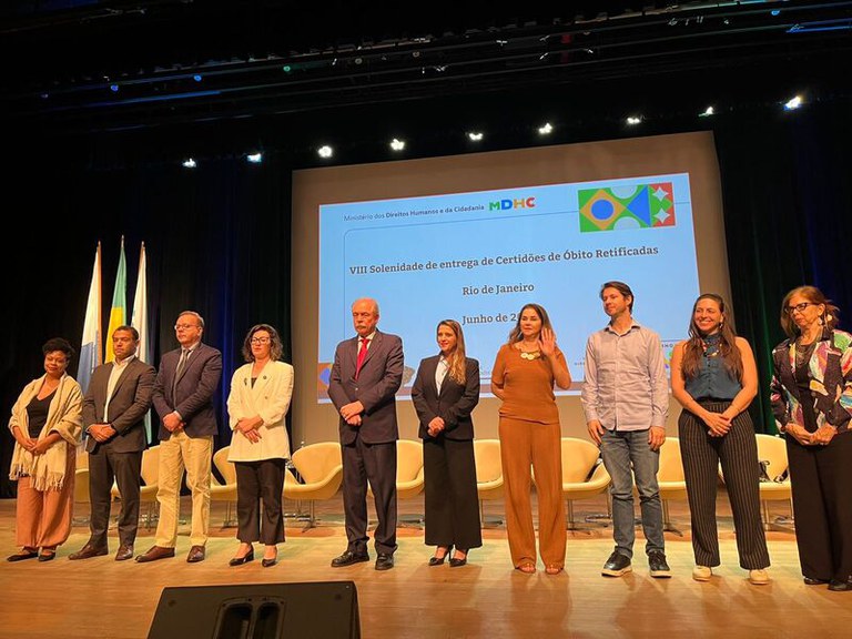 MPF_PGR's tweet photo. Ditadura militar: MPF participa de solenidade de entrega de certidões de óbitos retificadas de pessoas mortas e desaparecidas

➡️ Saiba mais:  https://t.co/x1k0LlNrge https://t.co/LYNSXLWumC