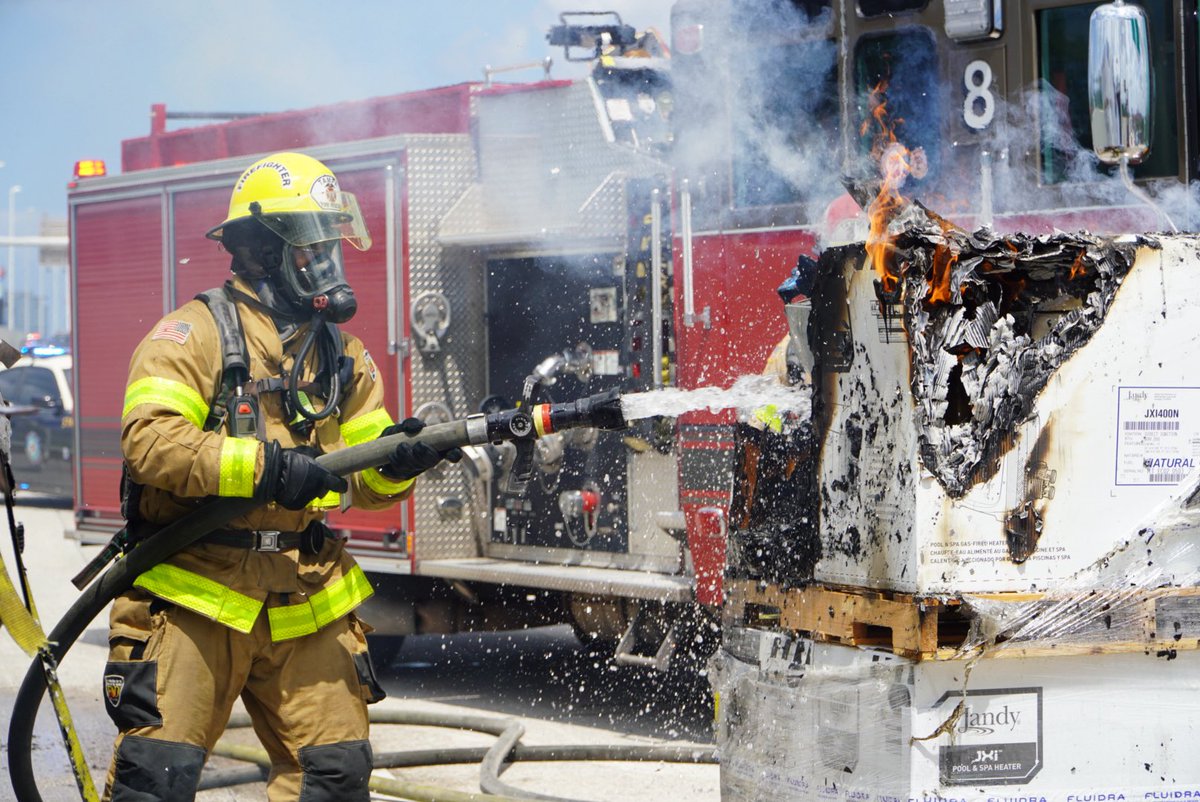 TampaFireRescue's tweet photo. TFR crews are on the scene of a vehicle fire located on I-275 NB past the Howard/ Armenia Ave. entrance ramp. Expect some delays as 2 lanes are closed as crews operate. #TampaBayTraffic #MoveOver https://t.co/yFC5h9fJYW
