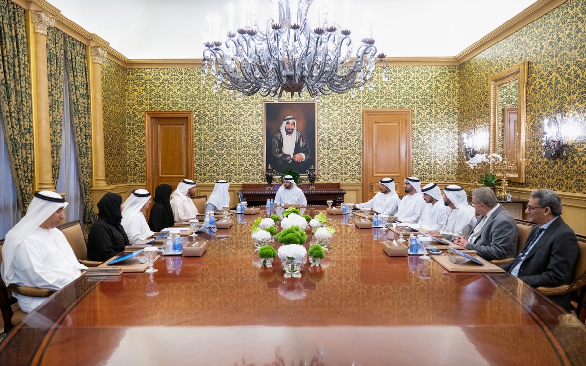 HamdanBinZayed's tweet photo. إن التعليم في دولة الإمارات ليس مساراً تقليدياً، بل رؤية وطن يُبنى بالمعرفة ويزدهر بالإنسان.
وخلال ترؤس اجتماع مجلس أمناء جامعة أبوظبي، يتجدد التأكيد على أن الاستثمار في التعليم هو استثمار في مستقبل الدولة، مع مواصلة الجامعة تحقيق إنجازات أكاديمية وبحثية تعزز حضور الإمارات في المؤشرات العالمية المتقدمة.