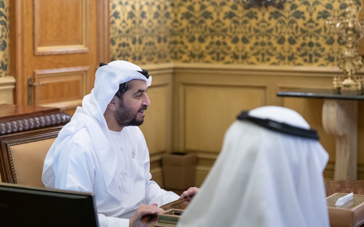 HamdanBinZayed's tweet photo. إن التعليم في دولة الإمارات ليس مساراً تقليدياً، بل رؤية وطن يُبنى بالمعرفة ويزدهر بالإنسان.
وخلال ترؤس اجتماع مجلس أمناء جامعة أبوظبي، يتجدد التأكيد على أن الاستثمار في التعليم هو استثمار في مستقبل الدولة، مع مواصلة الجامعة تحقيق إنجازات أكاديمية وبحثية تعزز حضور الإمارات في المؤشرات العالمية المتقدمة.