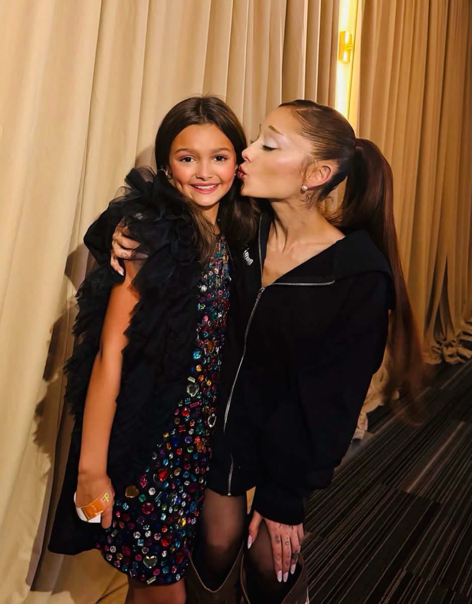ArianaToday's tweet photo. ariana grande and scarlett spears (young glinda) at the eternal sunshine tour last night #estsunrise https://t.co/9pcFbSAaRf