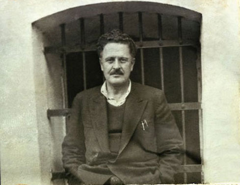 Emegin_Halleri's tweet photo. Kore Nire?

NATO Nire?

Türkiye Nire?

Türkiye 1950’lerin başlarında Kore’ye yaklaşık 15 bin asker gönderdi!

Genelkurmay Başkanlığı kaynaklarına göre bu askerlerin

721’i öldü

2.147’i yaralandı

175’i kayboldu

234’ü esir düştü

Yaklaşık 3300 asker!

Türkiye Kore’deki ABD’nin savaşına ABD’den sonra asker gönderen ikinci ülke oldu.

İktidarda Demokrat Parti vardı.

DP, Türkiye Kore’ye asker gönderme kararından sonra NATO üyeliği başvurusunu yeniledi.

Türkiye 1951’de NATO’ya kabul edildi. 1952’de resmen üye oldu.

Kore dağlarında ölenler ve sakat kalanlar NATO üyeliğinin bedeli oldu!

Nazım Hikmet, Türkiye’nin NATO üyeliği için Kore dağlarında ölüme yollanan askerler ve onları yollayanlar için şunları yazmıştı.

“Korkuyor Adnan Menderes
ölülerden korkuyor.
Kore dağlarından geliyor kimi
Apaçık gözleri dumanlı,
Kaytan bıyıkları kanlı
Yaşları yirmi”

Karara dönemin sosyalistleri karşı çıktı.

“Kore Nire” diye kitaplar yazdılar.

Barışsever Cemiyetini kurup bildiri dağıttılar!

Memleket çocuklarının kuş uçuşu 8 bin kilometre uzakta ölüme yollanmasına karşı çıktılar.

Yargılandılar, hapis yattılar…

Bugün NATO’yu protesto ederken dün Türkiye’nin NATO üyeliği uğruna ölüme yollanan askerleri, Kore’ye asker yollanmasına ve Türkiye’nin NATO üyeliğine karşı çıkan eski tüfek sosyalistleri, yurtseverleri saygıyla anıyorum.