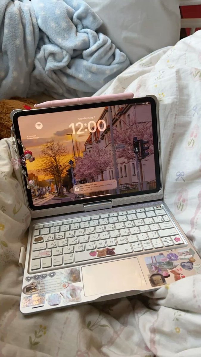 hoolimel's tweet photo. necesito un buen teclado para el ipad que sea de este estilo y que no me arranquen un ojo con el precio https://t.co/8NjmSQ7ZS3