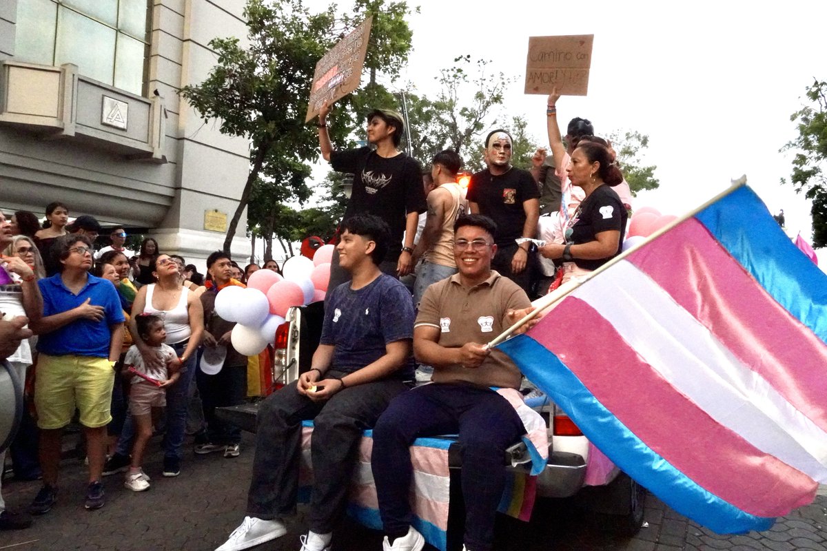 valientesec's tweet photo. Ser visible, flamear la bandera trans y gritar con orgullo, somos #valientes🩵🩷🤍 solo reafirma el compromiso de seguir de pie, luchando por las que ya no están, los que estamos y vendrán.

👦 Porque el niño que fuimos siempre, merece ser feliz ❤️🏳️‍⚧️ https://t.co/LmkDfDcTRZ