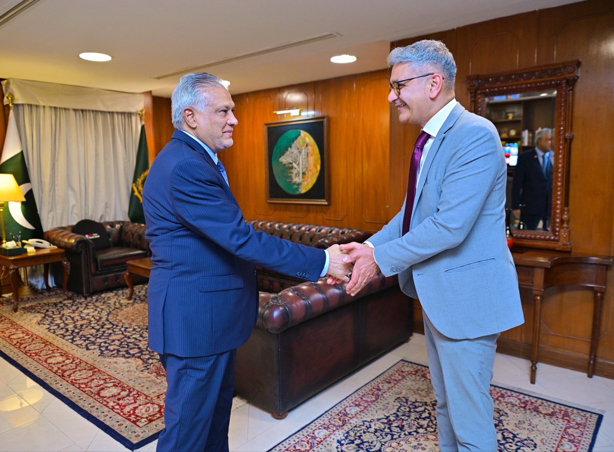 ForeignOfficePk's tweet photo. High Commissioner of Canada to Pakistan, Tarik Ali Khan called on Deputy Prime Minister/ Foreign Minister Senator Mohammad Ishaq Dar @MIshaqDar50 today. 

The two sides reviewed Pakistan–Canada bilateral relations and reaffirmed their shared commitment to further strengthening cooperation across areas of mutual interest.