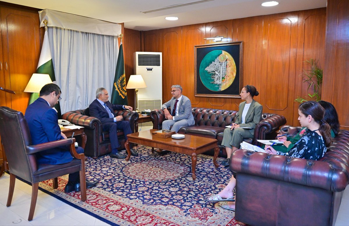 ForeignOfficePk's tweet photo. High Commissioner of Canada to Pakistan, Tarik Ali Khan called on Deputy Prime Minister/ Foreign Minister Senator Mohammad Ishaq Dar @MIshaqDar50 today. 

The two sides reviewed Pakistan–Canada bilateral relations and reaffirmed their shared commitment to further strengthening cooperation across areas of mutual interest.