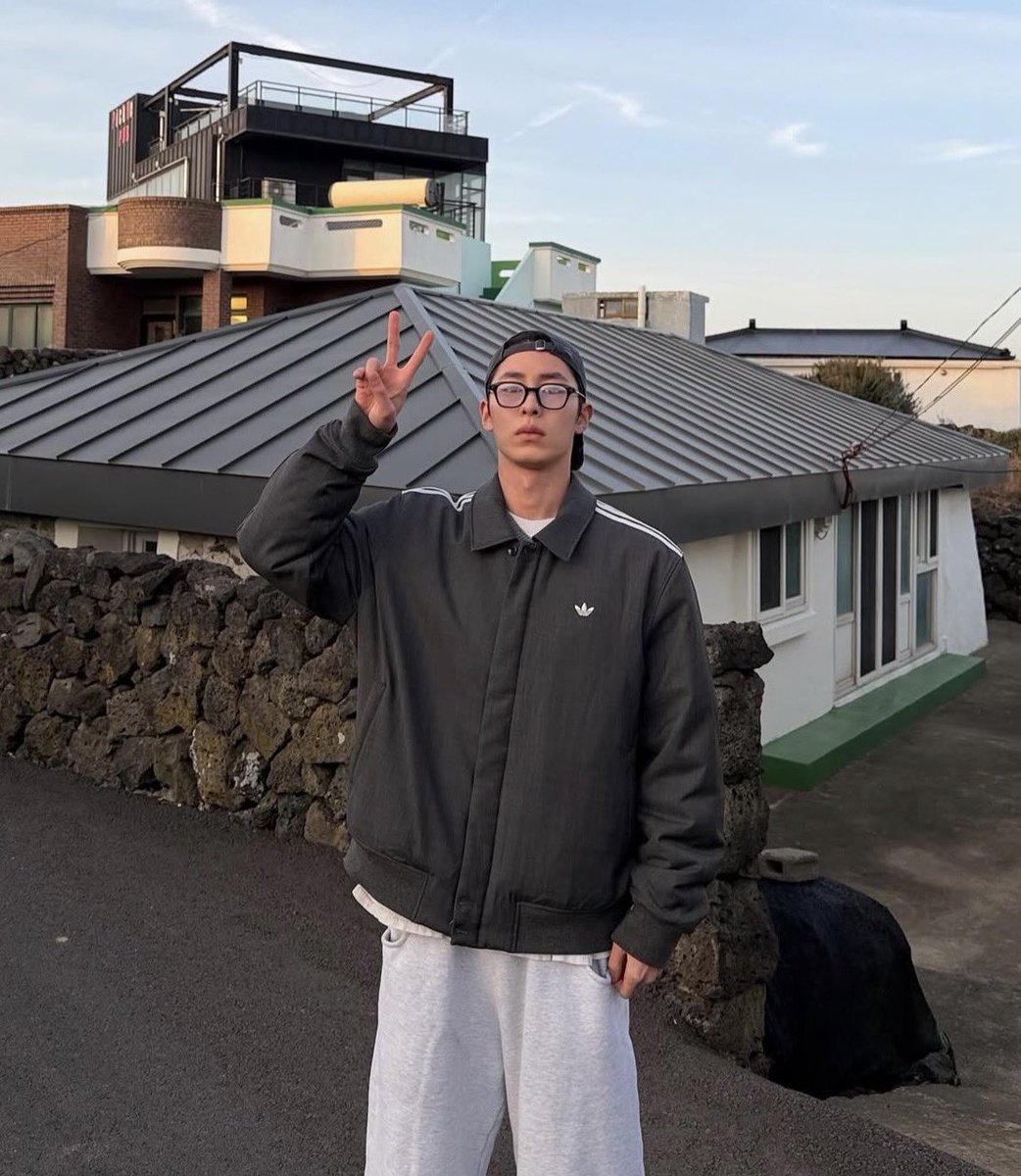 mirc_br's tweet photo. Agora sabemos quem tirou as fotos do jaewook no rolê de férias dele em em jeju 😅🤏 #Leejaewook https://t.co/3kGxHzX8O9
