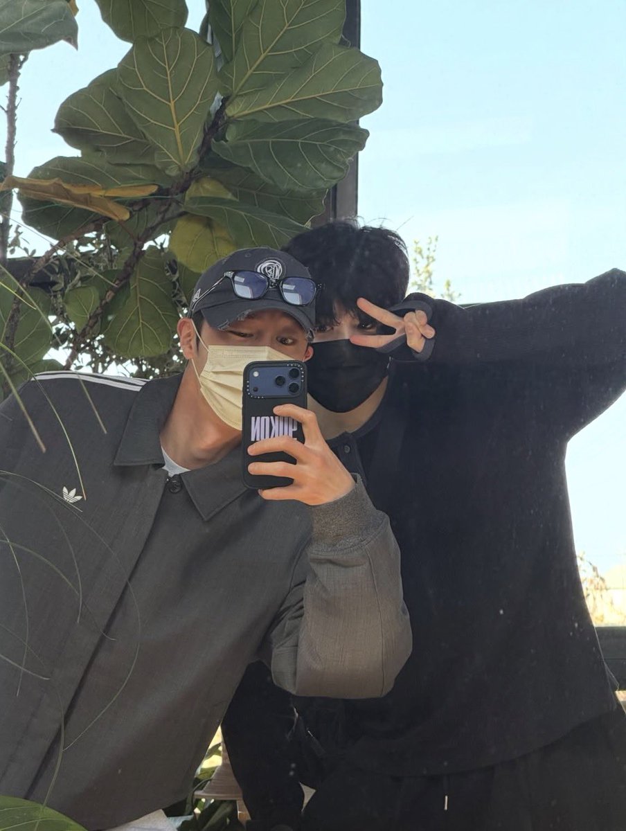 mirc_br's tweet photo. Agora sabemos quem tirou as fotos do jaewook no rolê de férias dele em em jeju 😅🤏 #Leejaewook https://t.co/3kGxHzX8O9