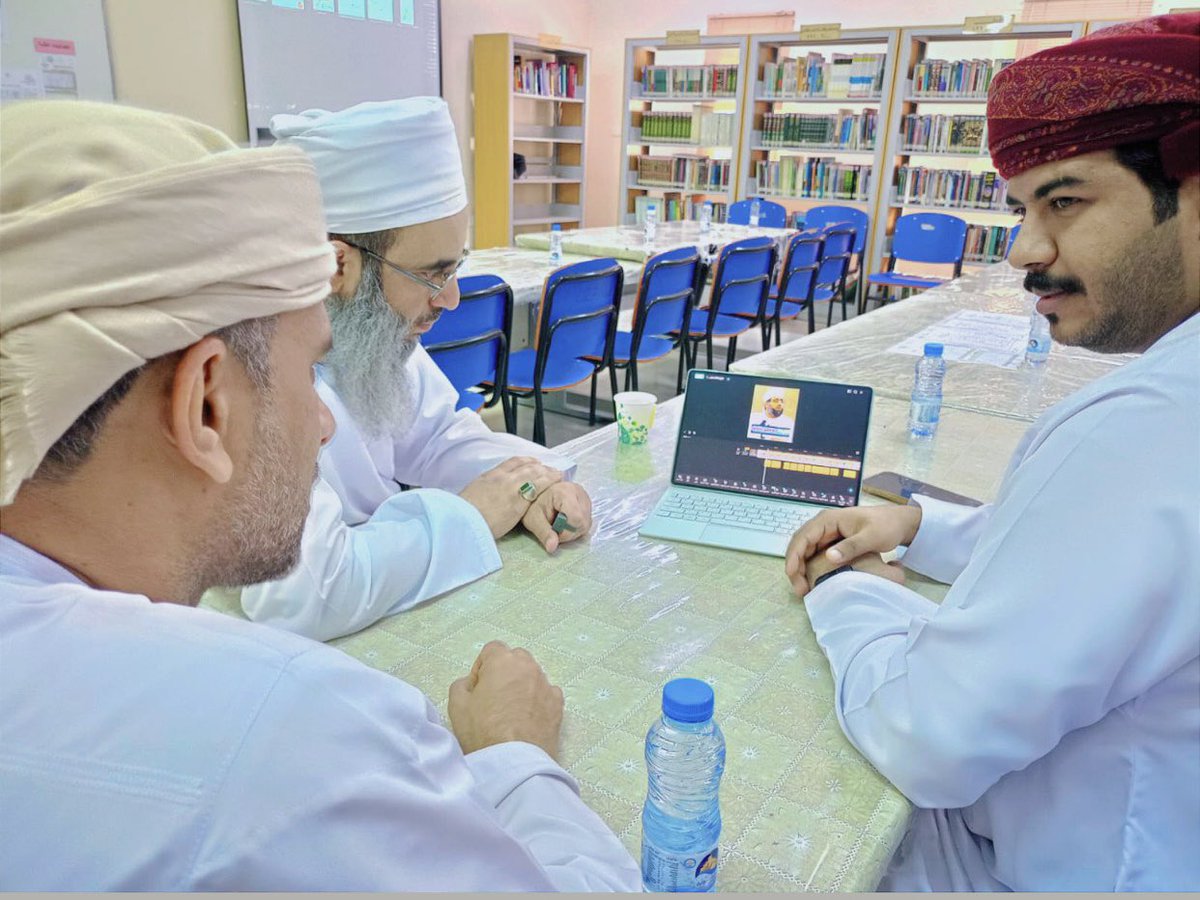 EduGovSbt3335's tweet photo. 🟧 تعلم
قدّم الأستاذ المعتصم الحوسني جلسة تطبيقية استعرض خلالها إمكانيات برنامجي Canva وCapCut في تصميم المحتوى المرئي وإنتاج الفيديوهات التعليمية، مع تطبيقات عملية تسهم في تطوير المحتوى التعليمي وتعزيز مهارات المعلمين في توظيف الأدوات الرقمية بفاعلية.
#مدرسة_عبدالله_بن_وهب https://t.co/K5qinAkrq6