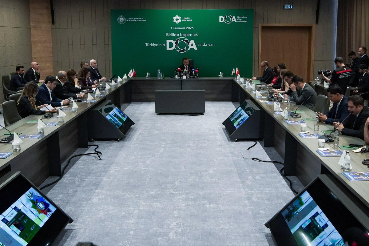 nozturktr's tweet photo. Cumhuriyetimizin çevre alanındaki en önemli dönüşüm projelerinden biri olan Depozitosu Olan Ambalajlar (DOA) Sistemi, bugün itibarıyla ulusal entegrasyon sürecine geçerek 81 ilimiz ve 973 ilçemizde uygulanmaya başladı. Pilot çalışmamız artık ulusal bir boyuta taşındı.

Artık vatandaşlarımız, DOA logolu plastik, cam ve alüminyum içecek ambalajlarını depozito iade makinelerine veya manuel iade noktalarına teslim ederek her uygun ambalaj için 1 TL teşvik bedeli kazanabilecek.

Bu büyük vizyonun hayata geçirilmesinde bizlere her zaman liderlik eden Cumhurbaşkanımız Sayın Recep Tayyip Erdoğan’a, Sıfır Atık vizyonuyla bu dönüşüme ilham veren Saygıdeğer Emine Erdoğan Hanımefendi’ye ve süreç boyunca güçlü desteklerini daima yanımızda hissettiğimiz Çevre, Şehircilik ve İklim Değişikliği Bakanımız Sayın Murat Kurum’a şükranlarımı arz ediyorum.

@tctuca olarak; çevreyi geçmiş kuşaklardan gelecek nesillere aktarmakla mükellef olduğumuz bir ‘emanet’ olarak görüyoruz. Ve biz biliyoruz ki; bu emanete sahip çıkmak tabiata, çevreye, suya; mavi vatana, yeşil vatana ve anavatana sahip çıkmaktır. Bu anlamda; istikbalimizin teminatı olan evlatlarımıza daha temiz ve daha yaşanabilir bir dünya bırakmak için çalışmalarımızı sürdürmeye devam edeceğiz. ♻️🇹🇷