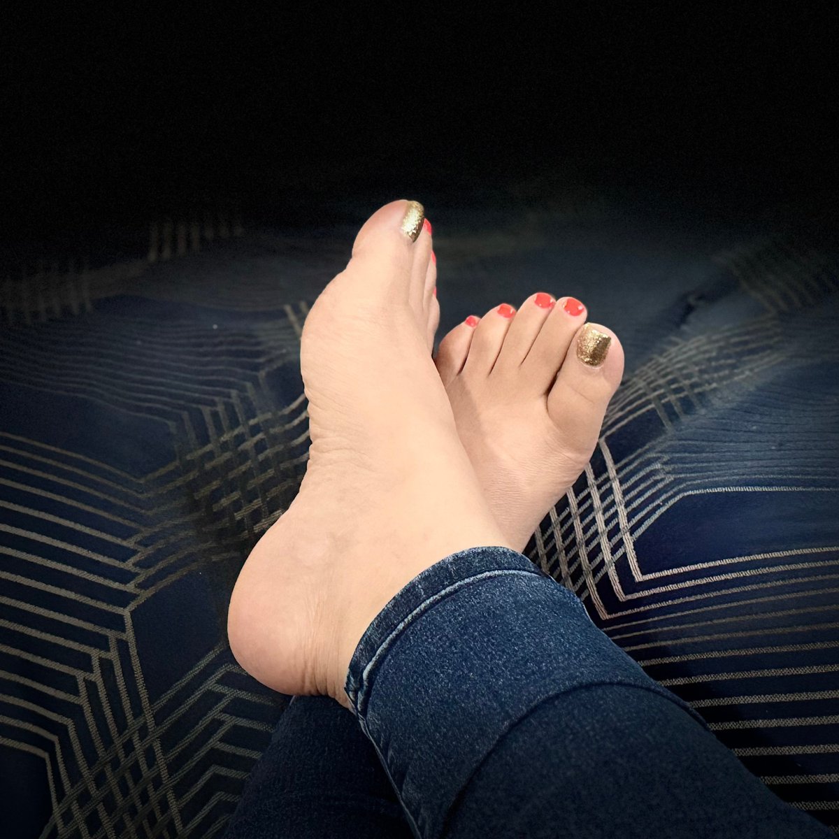 GlowsolesX's tweet photo. Strong arches. Summer glow. The kind of view that deserves a second look. ☀️🧡

How would you rate my arch from 1–10? 👣👇

✨ More exclusive content on OF
💌 Custom content available — DM for details
#Feet #PrettyFeet #ArchedFeet #Soles #SummerFeet #OrangeNails #OFCreator https://t.co/jEryaWonP7