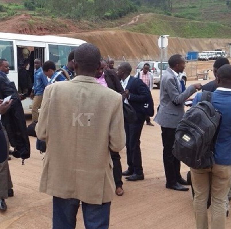 RACmuRwanda's tweet photo. Uwambaye ikote rya Grey yitwaga Constantin Tuyishimire yari umunyamakuru wa Radio na @TV1Rwanda mu  Karere ka Gicumbi. Yaburiwe irengero mu 2019 ari agatsiko ka Kagame kabikoze, ubu umuryango wacu twabuze uwo dutakira. Umuryango wacu warahuritse n'abasigaye mu kadomo barahungetwa https://t.co/jrnlP1QEup
