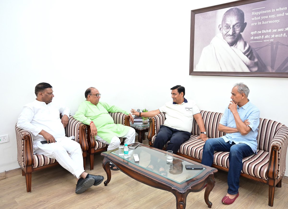 GovindDotasra's tweet photo. पीसीसी वॉर रूम में मुलाक़ात। https://t.co/Z7DPujTuwA