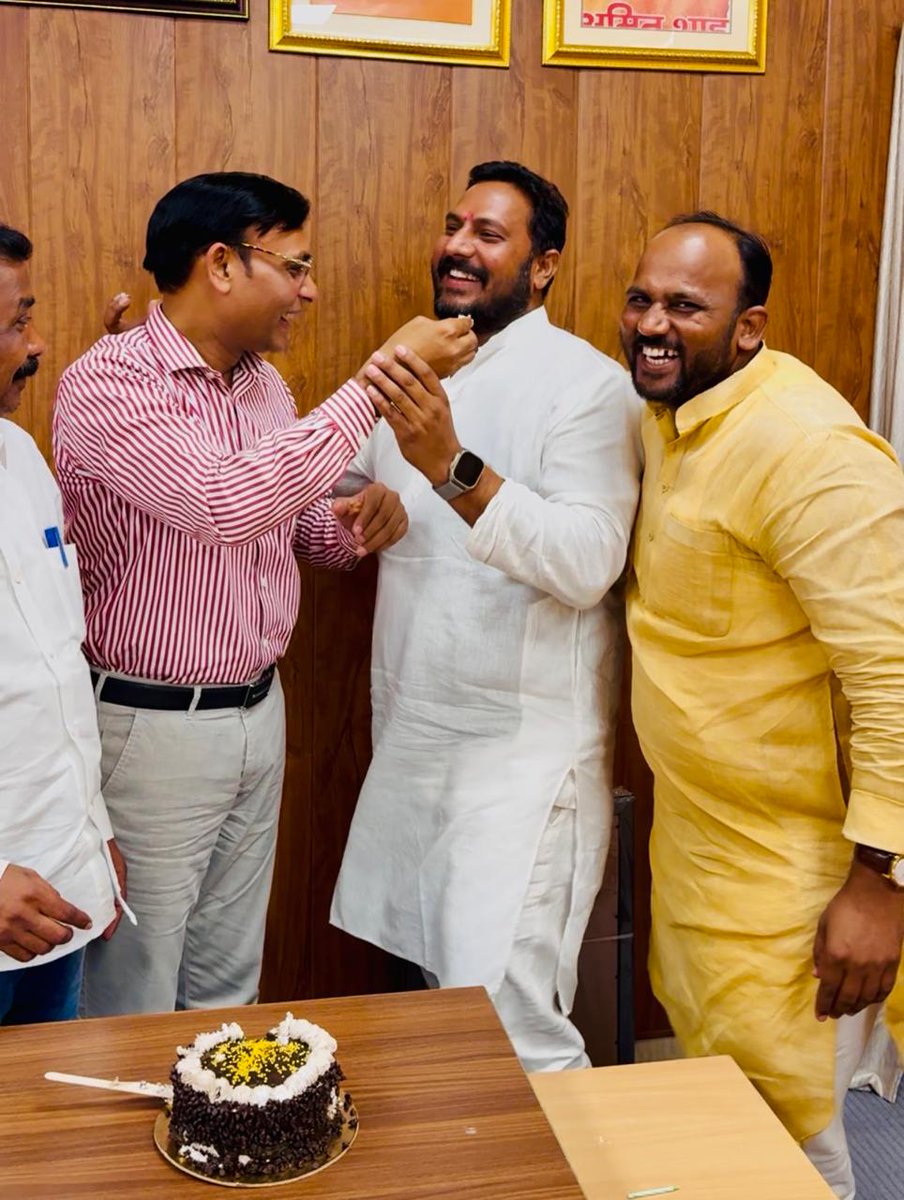 RoyalOceanIndia's tweet photo. आज अपने जन्मदिवस के शुभ अवसर प्रबंध निदेशक श्री राजमणि यादव जी ने माननीय कैबिनेट मंत्री श्री अनिल राजभर जी के आवास पर उनका स्नेहपूर्ण आशीर्वाद प्राप्त किया। इस अवसर पर गोरखपुर क्षेत्र के नवनियुक्त क्षेत्रीय अध्यक्ष श्री विनोद राय जी का भी आशीर्वाद प्राप्त हुआ। https://t.co/kKk1h4zMb8
