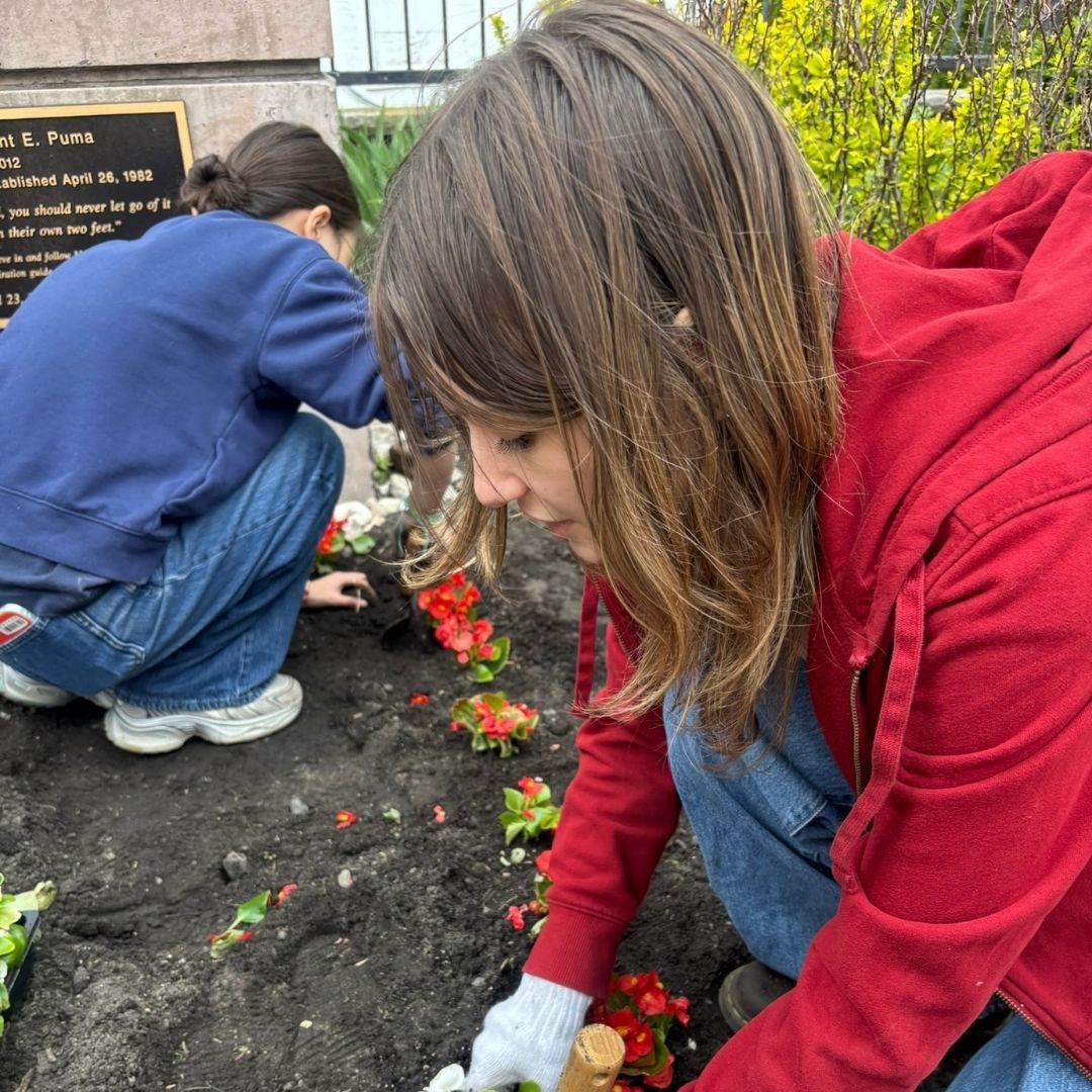 BergenCC's tweet photo. It’s true that collaboration makes projects bloom 🌸 Bergen’s 4-H Club and Thrive Program collaborated to beautify Eva’s Village by planting flowers outside of the non-profit organization.
#bergencc #learnbelongsucceed #EvasVillage #communityservice #beautificationproject https://t.co/j7vxtlUe7X