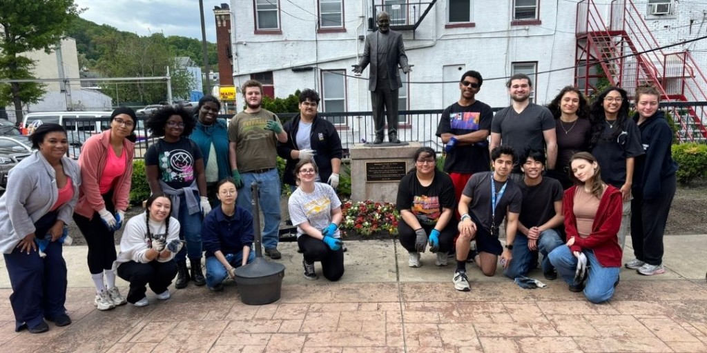 BergenCC's tweet photo. It’s true that collaboration makes projects bloom 🌸 Bergen’s 4-H Club and Thrive Program collaborated to beautify Eva’s Village by planting flowers outside of the non-profit organization.
#bergencc #learnbelongsucceed #EvasVillage #communityservice #beautificationproject https://t.co/j7vxtlUe7X