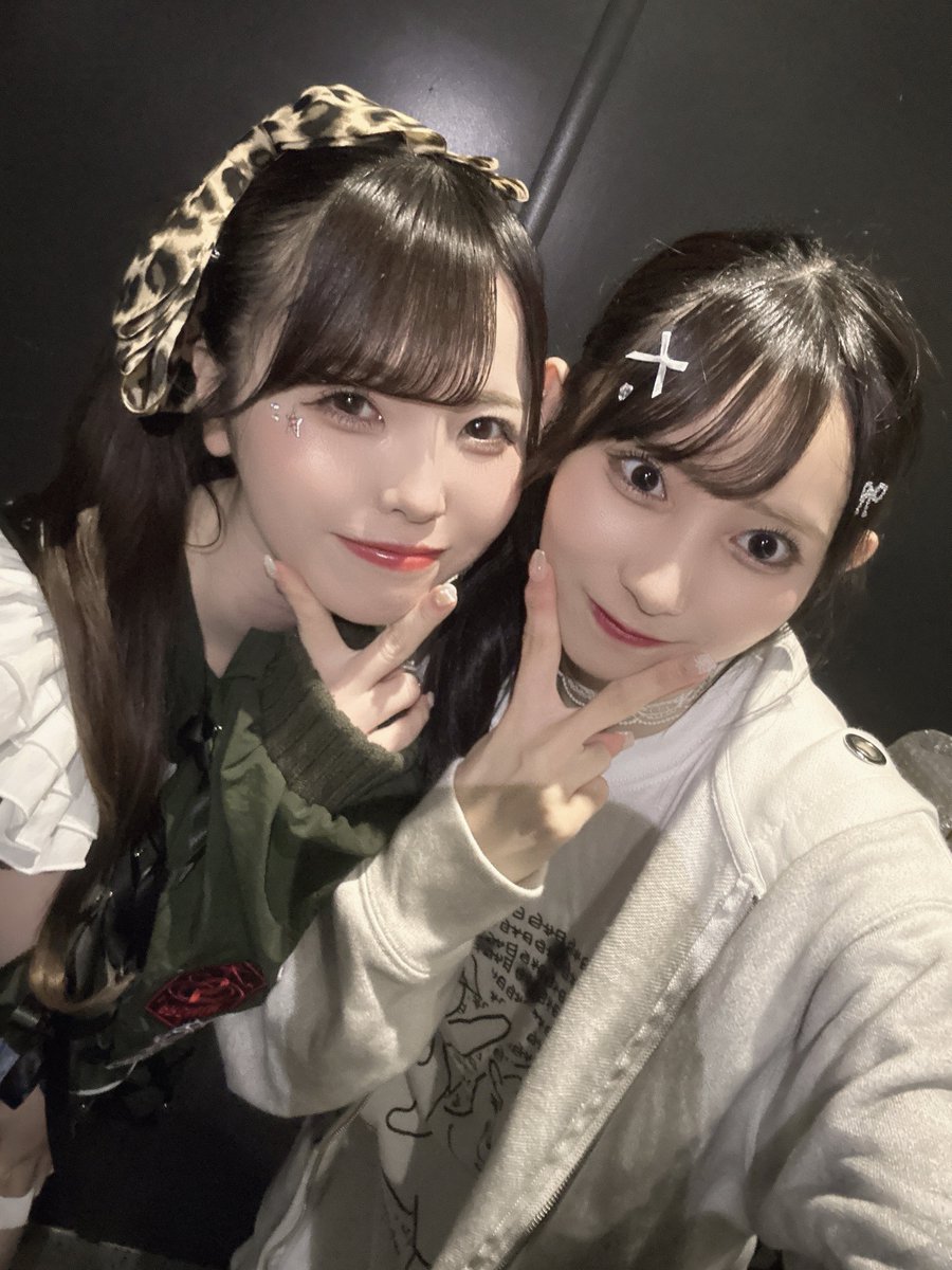 kingsari_riko's tweet photo. グサリときらめけ！-BAND SET編-⛓️🌈
きてくれてありがとうございました♡♡♡

今までもたくさんご一緒してその度に仲良くしてもらっていたけど、こうやってバンドセットでもツーマンできる仲になれて嬉しいです꜀^. ̫.^꜆♡♡

バンドセットはすごく滾る！汗のかき方が尋常じゃなくて、、、リハの2曲目から風呂上がりビジュになってしまった、、、良い音がすぐそばからいっぱい聞こえてきてドーパミン大量放出されるんだよね、客席で聞いてるみんなもそうなのかな？お馴染みのキングサリバンドメンバーとまた音楽できて幸せでした！

楽曲交換では、キングサリで「PRSLIVE」を歌わせていただきました！自由度高め、ライブ感全開でお届けするぞーー！の気持ちでパフォーマンスさせていただきました！まゆりちゃんパート担当だったんだけど、終わった後「めっちゃりこちゃんはりこちゃんだった！」って伝えてくれてにやり、、、₍ᐢ- ̫-ᐢ₎ 

PRSMINさんの「ミラージュ」は私たちのこと細かく研究してくれたんだ！っていうのが伝わる美しいパフォーマンスで感動しましたт  ̫ т NiRちゃんが私のパート歌ってくれたのですが、このフレーズこんな歌い方もできるんだ！！って新しい発見がたくさんあってすごく勉強になりましたт  ̫ т 神！

まだまだ人生3回目？のバンドセットで（もっとやってるかと思った）、感覚掴んでいったらもっともっと楽しいんだろうな〜って思った！キングサリもPRSMINさんみたいにバンドセットツアーとかやってみたいねт  ̫ т

なっちゃんｻﾝとNiRちゃんとお写真撮っていただいたよ〜！まゆりちゃんはset logに映ってもらったからあとでストーリーみてね🤍時間切れで伝えきれなかったけど、シアンちゃんの唯一無二な歌声もあやのさんの全力でかっこいいパフォーマンスも素敵でした🌈

第二弾もいつかできますように！これからもよろしくお願いします！