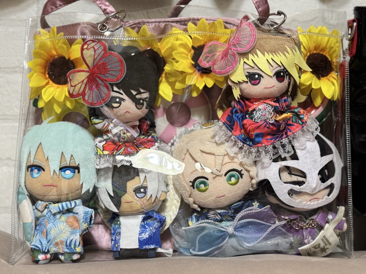 aicamptree's tweet photo. テイフェス用の痛バ！

ベルセリア10周年お祝いにベルベットで行きます🔥❤️✨拙い字だけど愛だけ込めて(*´◒`*)

あと、海テーマに浮かれまくってるのでリゾートスタイルの推しぬいちゃん達も連れて行きます🌺🏖️🏄🌊

事前物販のトートも今回は使わないかもだけどほんとにかわいい🥰ルークのぬいリングもかわいいからこれつけて叫ぶ🥰Tシャツかわいい部屋で着る🥰タオルかわいい💓クィッキーの耳が垂れる🤣笑
荷物詰めていくぞ〜！！🌈