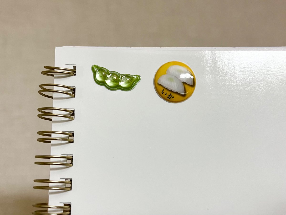 uzura_3's tweet photo. 大人になって初めてのシール交換をしました。わさびが透けているいかのお寿司と、えだまめをゲット✨ https://t.co/7Krnat2o3N