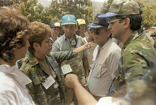 SonPolemicas's tweet photo. Cuando gobernaban los "Maricorinos" en Venezuela hubo una inundación que arrasó el Estado Aragua, aquel gobierno tardó varios días en llegar, apareció la amante del Presidente disfrazada de "general" montando un show mediático
Fueron malos como gobierno y son malos como oposición https://t.co/zDRf68aTJn