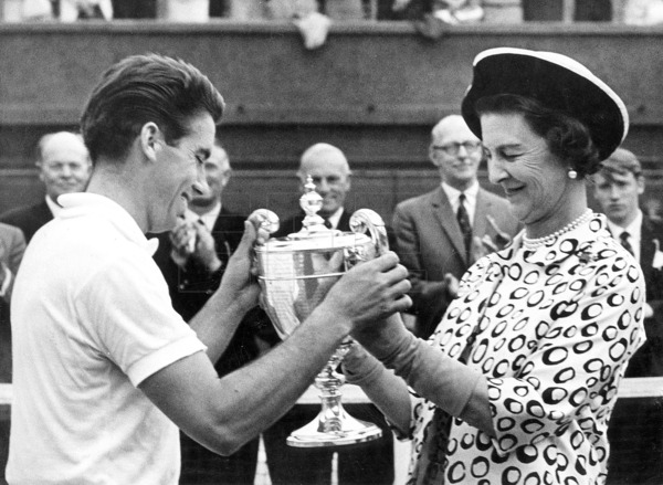 jmgmoron's tweet photo. Hoy se cumplen 60 años desde que un chico llamado Manolo Santana ganó en Wimbledon y abrió un camino hasta entonces inexplorado en el tenis español.

Pionero. Muchos agarraron una raqueta gracias a que Manolo ganó aquella tarde en Londres. El primer español en hacerlo.

Probablemente, muchos estemos hoy aquí gracias a eso que hizo Manolo en Wimbledon.
