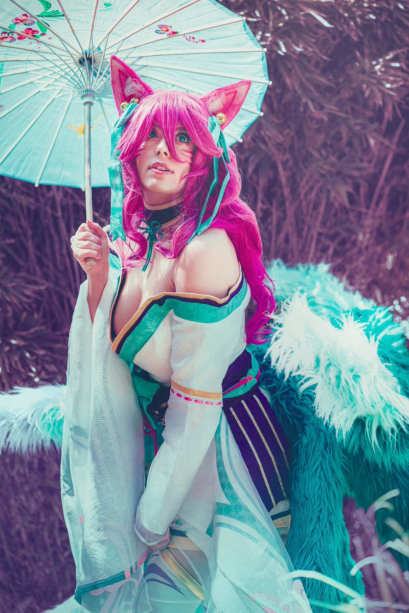 Larxenne's tweet photo. I know I’ve been a bit absent, but it’s for a good cause!
That doesn't change the fact that I'm really excited to do new things and share new content with you, like this amazing shot by the incredible @kameko_fotografia who, did a masterful job on my @lol_es Cosplay! https://t.co/6K9XR9TEI7