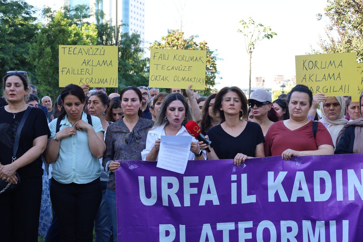 UrfaOhd's tweet photo. Urfa İl Kadın Platformu bileşenleri olarak, Siverek'te 21 yaşındaki bir genç kadının, ailesiyle yaşadığı evden silah zoruyla kaçırılması ve sonrasında tecavüze uğraması olayına ilişkin basın açıklaması gerçekleştirdik. 

Tecavüzü Aklama, Failleri Koruma! https://t.co/CubS7P2Sj0